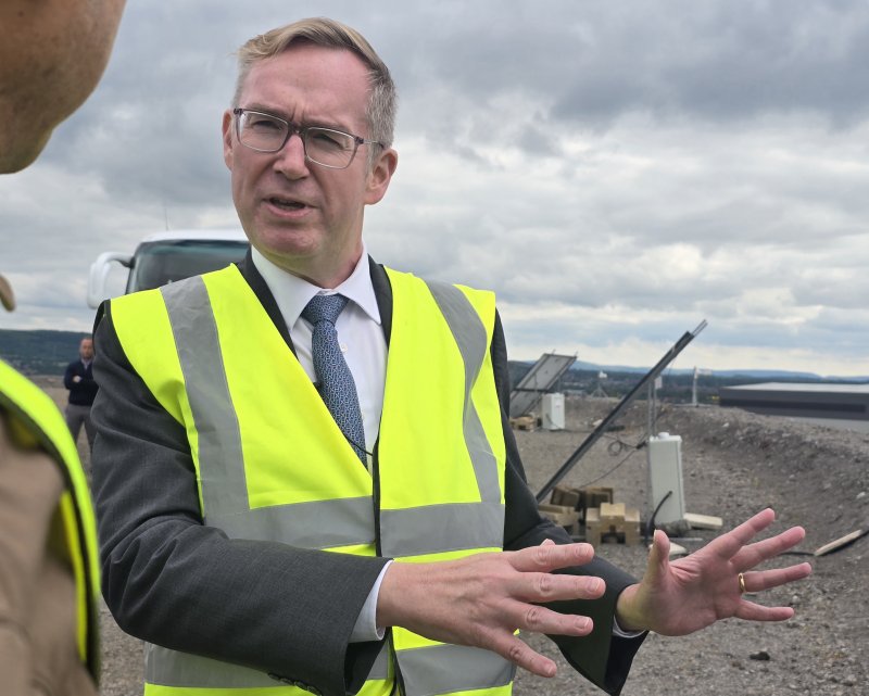 콜린 크룩스 주한영국대사가 6월 25일 티스밸리를 찾아 현지 개발 가능성 등에 대해 설명하고 있다. ⓒ 뉴스1 황덕현 기자