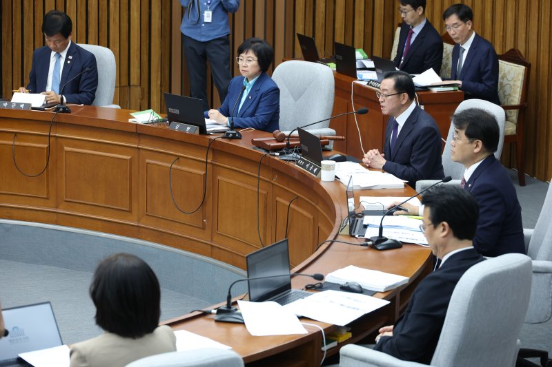 18일 오후 서울 여의도 국회에서 열린 국무총리 임명동의에 관한 인사청문특별위원회 전체회의에서 이종배 위원장이 발언하고 있다. 2025.6.18/뉴스1 ⓒ News1 이광호 기자