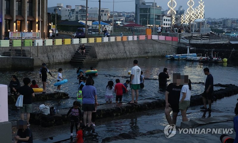 제주 용천수 물놀이로 열대야 식혀요 (출처=연합뉴스)
