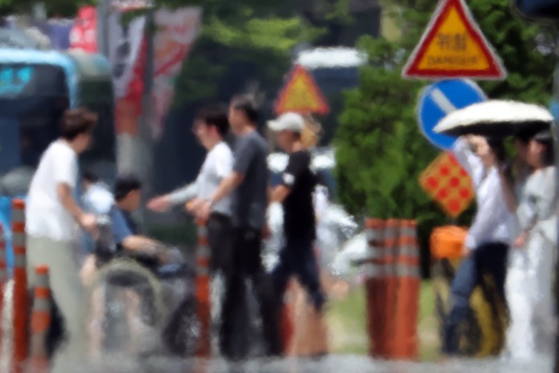 [부산=뉴시스] 하경민 기자 = 부산지역에 폭염특보가 이어진 2일 해운대구의 한 도로에서 아지랑이가 피어오르고 있다. 이날 부산의 밤새 최저기온은 25.9도로, 올해 들어 첫 열대야 현상이 나타났다. 이는 1914년 이후 111년 만에 가장 이른 열대야이며, 지난해(7월20일)에 비해 19일 빨랐다. 2025.07.02. yulnetphoto@newsis.com