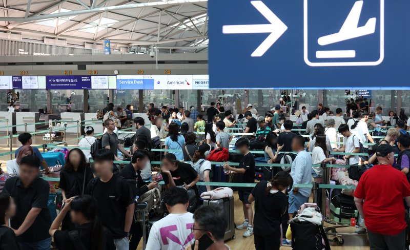 [무료 바카라 게임공항=뉴시스] 홍효식 기자 = 4일 무료 바카라 게임국제공항 제1여객터미널 출국장이 여행객들로 북적이고 있다. 2024.08.04. yesphoto@newsis.com