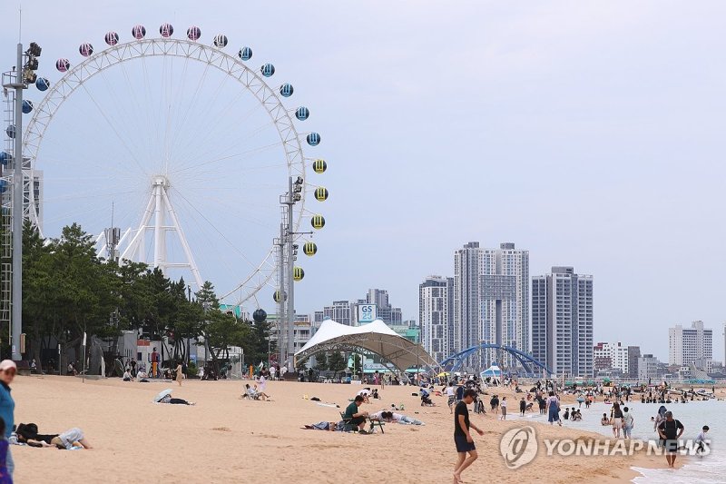피서객으로 붐비는 속초 해수욕장 (출처=연합뉴스)
