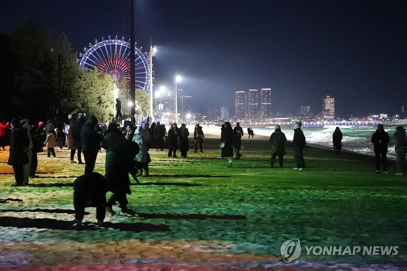 미디어아트로 풍성해진 속초해변의 밤 (출처=연합뉴스)