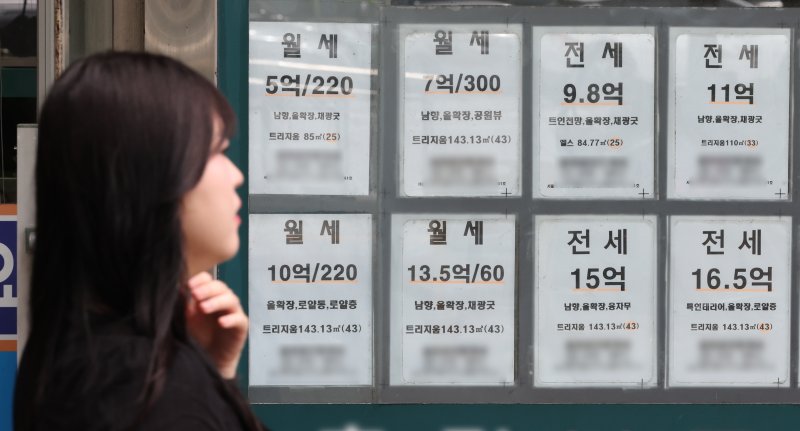 [서울=뉴시스] 황준선 기자 = 30일 서울 시내 한 부동산에 월세 매물 광고가 게시돼 있다. 2025.06.30. hwang@newsis.com