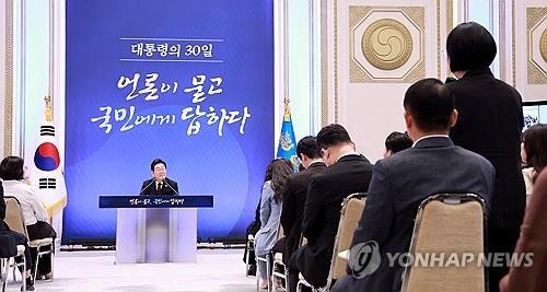 취재진 질문 받는 이재명 대통령 (출처=연합뉴스)