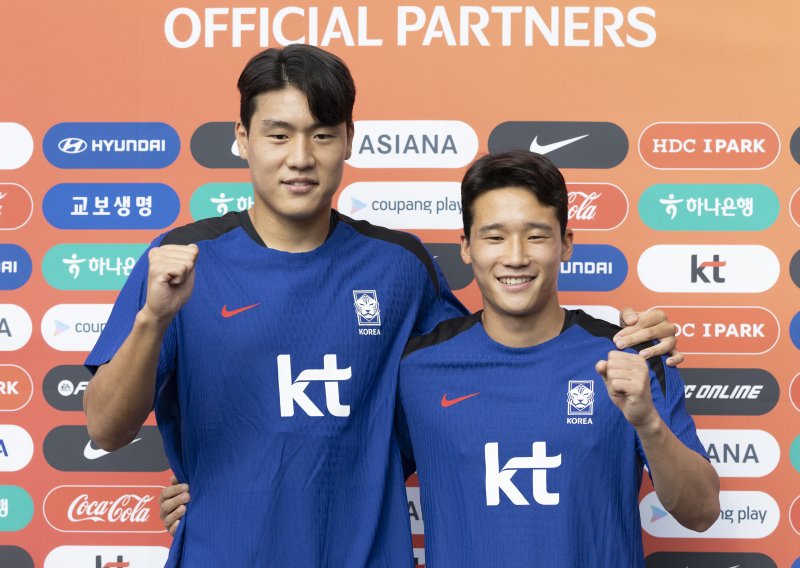 [성남=뉴시스] 김근수 기자 = 대한민국 축구 국가바카라사이트 추천팀 이호재(왼쪽)와 이태석이 3일 오후 경기 성남종합운동장에서 훈련 전 인터뷰에서 인터뷰를 마치고 기념촬영을 하고 있다. 동아시아 축구연맹(EAFF) E-1 챔피언십'(동아시안컵)에 출전하는 남자대표팀은 오는 7일 오후 8시 중국과의 개막전을 시작으로 11일 오후 8시 홍콩, 15일 오후 7시 24분 일본과 차례로 용인미르스타디움에서 경기를 치른다. 2025.07.03. ks@newsis.com