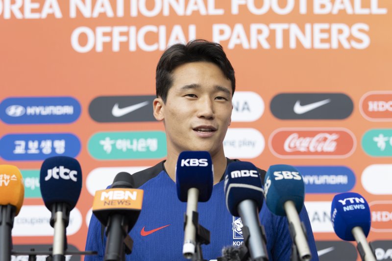 [성남=뉴시스] 김근수 기자 = 대한민국 축구 국가바카라사이트 추천팀 이태석이 3일 오후 경기 성남종합운동장에서 훈련 전 인터뷰에서 취재진 질문에 답하고 있다. 동아시아 축구연맹(EAFF) E-1 챔피언십'(동아시안컵)에 출전하는 남자대표팀은 오는 7일 오후 8시 중국과의 개막전을 시작으로 11일 오후 8시 홍콩, 15일 오후 7시 24분 일본과 차례로 용인미르스타디움에서 경기를 치른다. 2025.07.03. ks@newsis.com