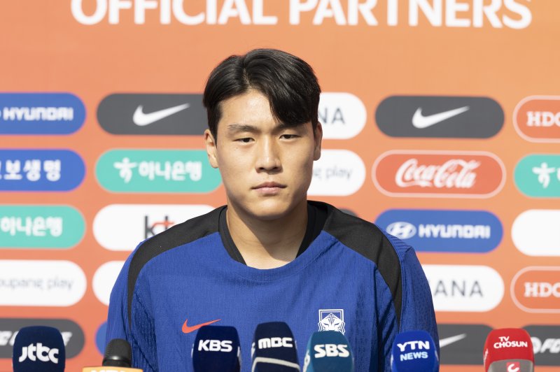 [성남=뉴시스] 김근수 기자 = 대한민국 축구 국가바카라사이트 추천팀 이호재가 3일 오후 경기 성남종합운동장에서 훈련 전 인터뷰에서 취재진 질문에 답하고 있다. 동아시아 축구연맹(EAFF) E-1 챔피언십'(동아시안컵)에 출전하는 남자대표팀은 오는 7일 오후 8시 중국과의 개막전을 시작으로 11일 오후 8시 홍콩, 15일 오후 7시 24분 일본과 차례로 용인미르스타디움에서 경기를 치른다. 2025.07.03. ks@newsis.com