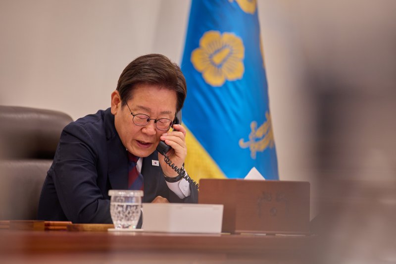 [서울=뉴시스] 이재명 대통령이 지난 3일 서울 용산 대통령실 청사 집무실에서 마르크 뤼터 북대서양조약기구(NATO) 사무총장과 전화 통화를 하고 있는 모습. (사진=대통령실 제공) 2025.07.03. photo@newsis.com *재판매 및 DB 금지