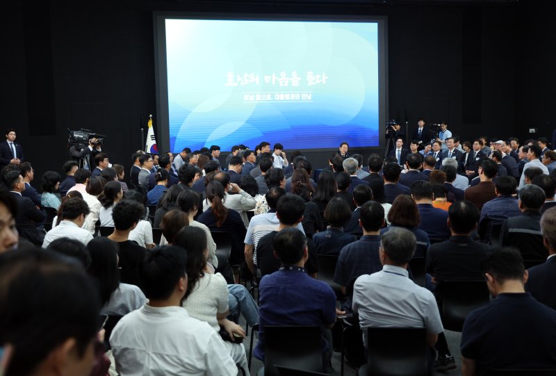 [광주=뉴시스] 고범준 기자 = 이재명 대통령이 25일 광주 국립아시아문화전당에서 광주시민, 전남도민과 타운홀미팅을 하고 있다. 2025.06.25. bjko@newsis.com