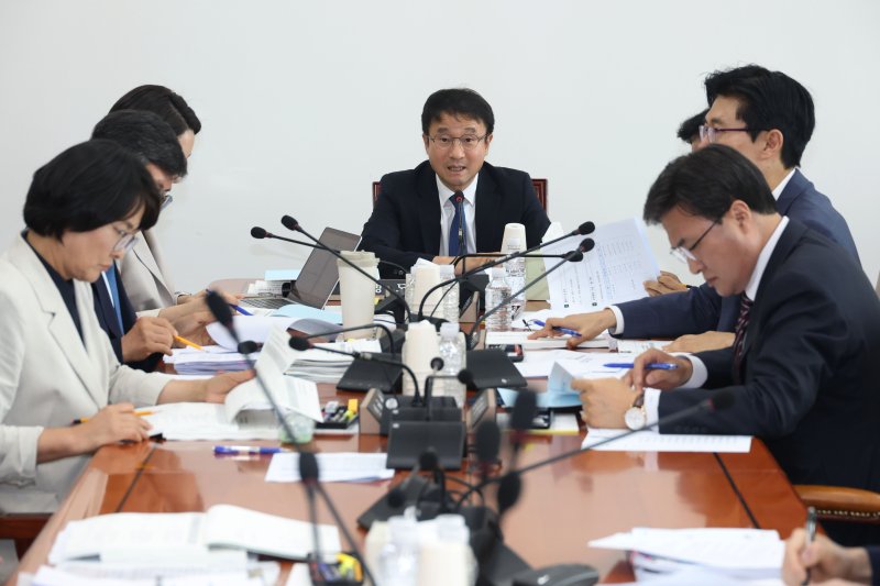 2일 오후 서울 여의도 국회에서 열린 예산결산특별위원회 제1차 2025년도 제2회 추가경정예산안 등 조정소위원회에서 한병도 위원장이 발언하고 있다. 2025.7.2/뉴스1 ⓒ News1 이광호 기자