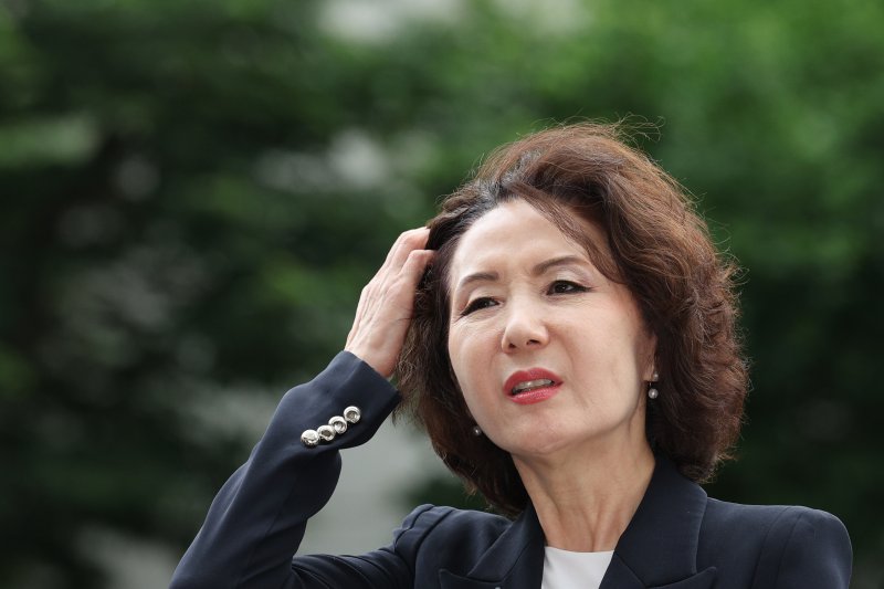이진숙 교육부 장관 후보자가 30일 오전 서울 여의도 한국교육시설안전원에 마련된 인사청문회 사무실로 출근하며 취재진의 질의에 답변하고 있다. 2025.6.30/뉴스1 ⓒ News1 신웅수 기자