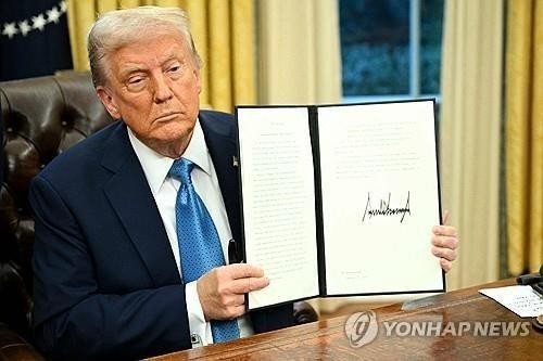 행정명령에 서명한 트럼프 미국 대통령 (출처=연합뉴스)
