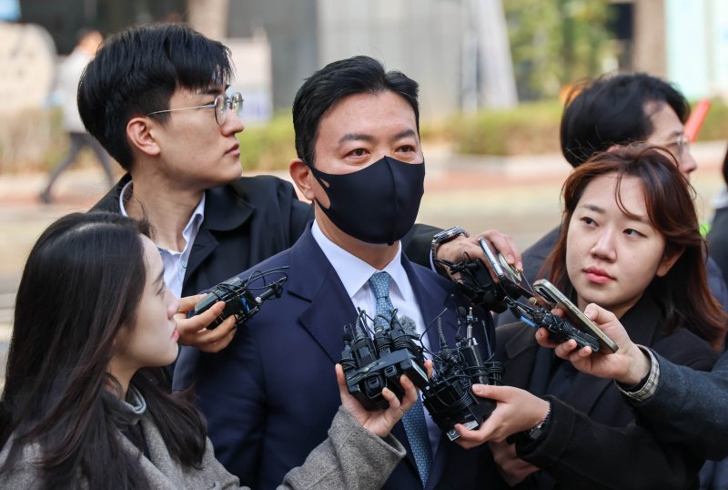 윤석열 대통령 체포를 방해한 혐의를 받는 김성훈 대통령경호처 차장이 21일 서울 마포구 서울지방법원에서 열리는 구속 전 피의자 심문에 출석하고 있다. (공동취재) 2025.3.21/뉴스1 ⓒ News1 김도우 기자