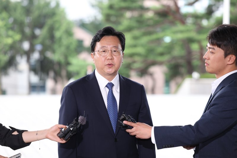 [서울=뉴시스] 김진아 기자 = 정진우 신임 무료 바카라 게임이 4일 오전 서울 서초구 서울중앙지방검찰청으로 출근하며 소회를 밝히고 있다. 2025.07.04. bluesoda@newsis.com