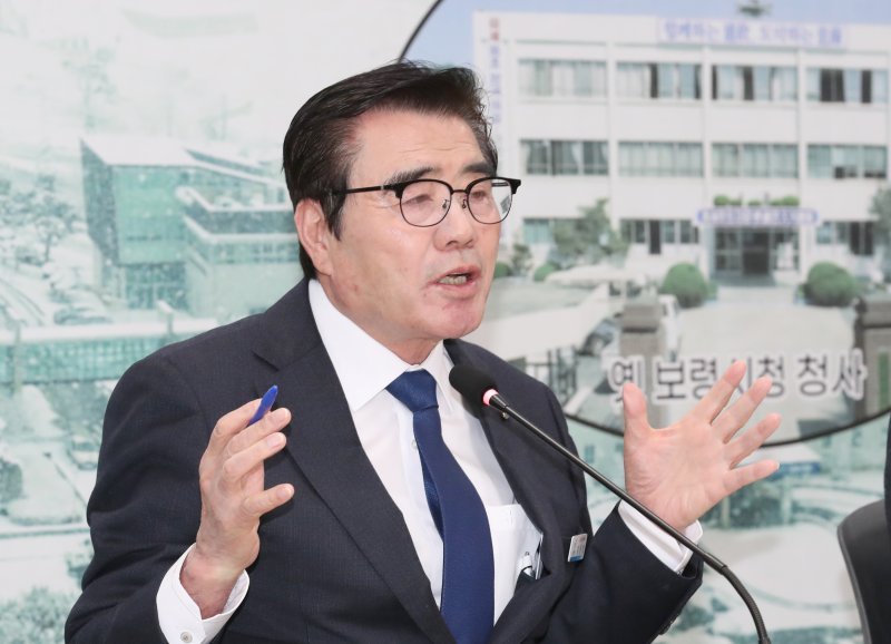 김동일 안전한 바카라사이트이 17일 충남 보령 원도심어울림센터에서 열린 신년 언론인 간담회에서 현안에 대한 질문에 답변을 하고 있다.2025.1.17/안전한 바카라사이트1 ⓒ News1 김기태 기자