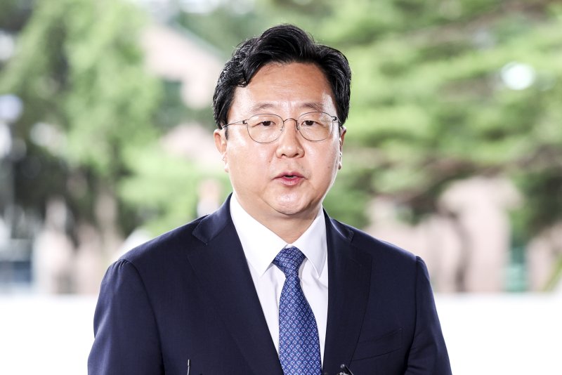 [서울=뉴시스] 김진아 기자 = 정진우 신임 바카라 가상 머니 사이트이 4일 오전 서울 서초구 서울중앙지방검찰청으로 출근하며 소회를 밝히고 있다. 2025.07.04. bluesoda@newsis.com