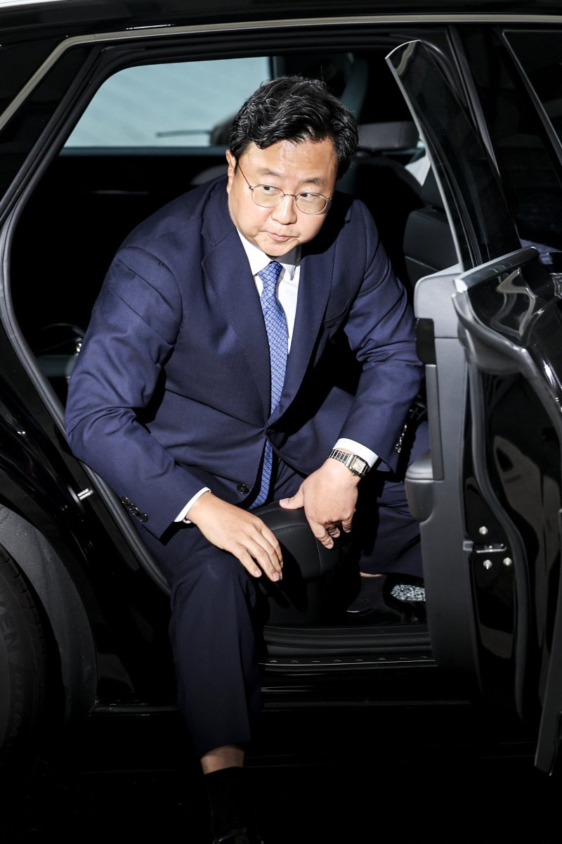 [서울=뉴시스] 김진아 기자 = 정진우 신임 바카라 가상 머니 사이트이 4일 오전 서울 서초구 서울중앙지방검찰청으로 출근하고 있다. 2025.07.04. bluesoda@newsis.com