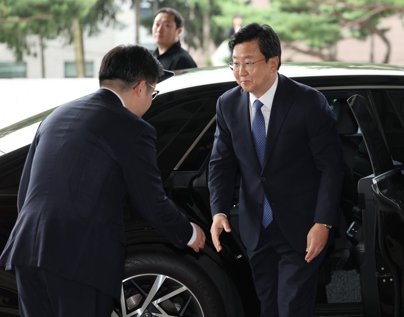 [서울=뉴시스] 김진아 기자 = 정진우 신임 바카라 가상 머니 사이트이 4일 오전 서울 서초구 서울중앙지방검찰청으로 출근하며 인사를 나누고 있다. 2025.07.04. bluesoda@newsis.com