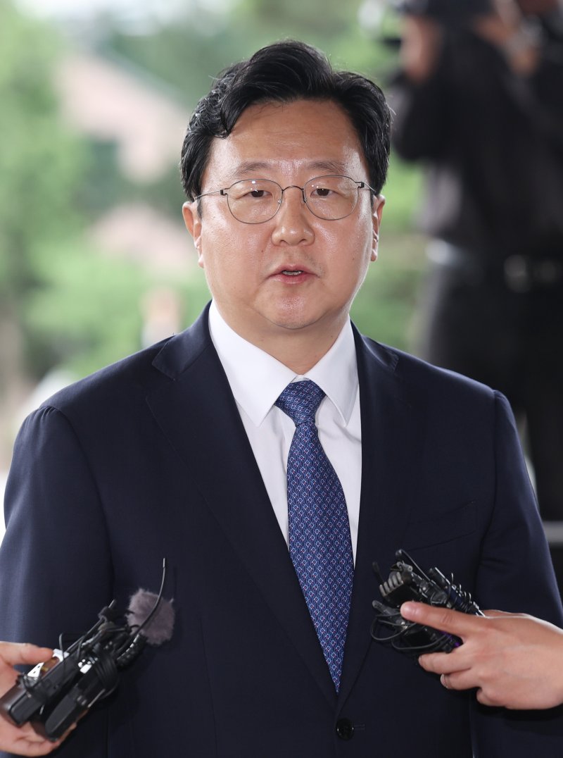 [서울=뉴시스] 김진아 기자 = 정진우 신임 바카라 가상 머니 사이트이 4일 오전 서울 서초구 서울중앙지방검찰청으로 출근하며 소회를 밝히고 있다. 2025.07.04. bluesoda@newsis.com