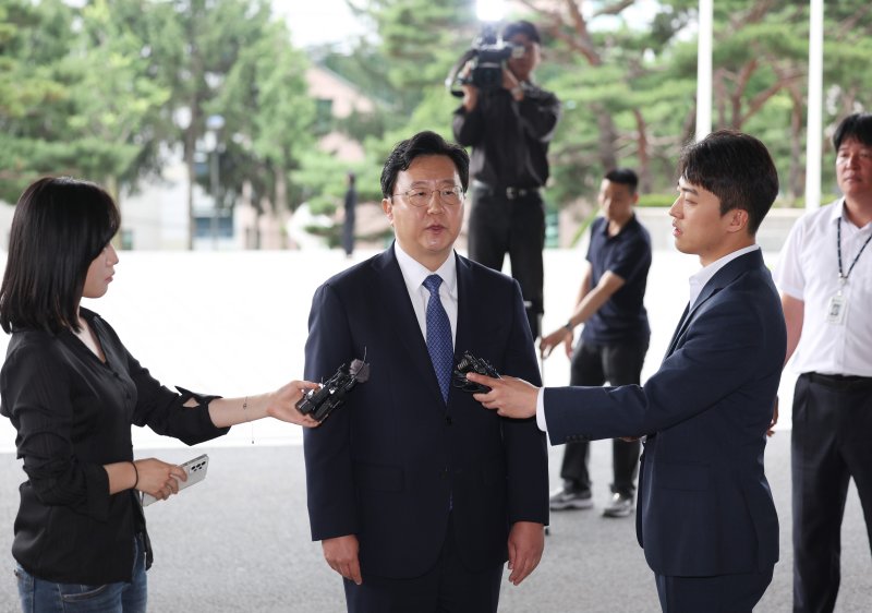[서울=뉴시스] 김진아 기자 = 정진우 신임 바카라 가상 머니 사이트이 4일 오전 서울 서초구 서울중앙지방검찰청으로 출근하며 소회를 밝히고 있다. 2025.07.04. bluesoda@newsis.com