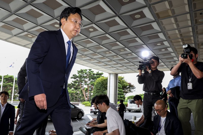 [서울=뉴시스] 김진아 기자 = 정진우 신임 바카라 가상 머니 사이트이 4일 오전 서울 서초구 서울중앙지방검찰청으로 출근하고 있다. 2025.07.04. bluesoda@newsis.com