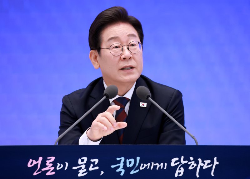 [서울=뉴시스] 고범준 기자 = 바카라사이트 소닉 대통령이 3일 청와대 영빈관에서 열린 '대통령의 30일, 언론이 묻고 국민에게 답하다' 기자회견에서 출입기자들 질문에 답변하고 있다. (바카라사이트 소닉실통신사진기자단) 2025.07.03. bjko@newsis.com