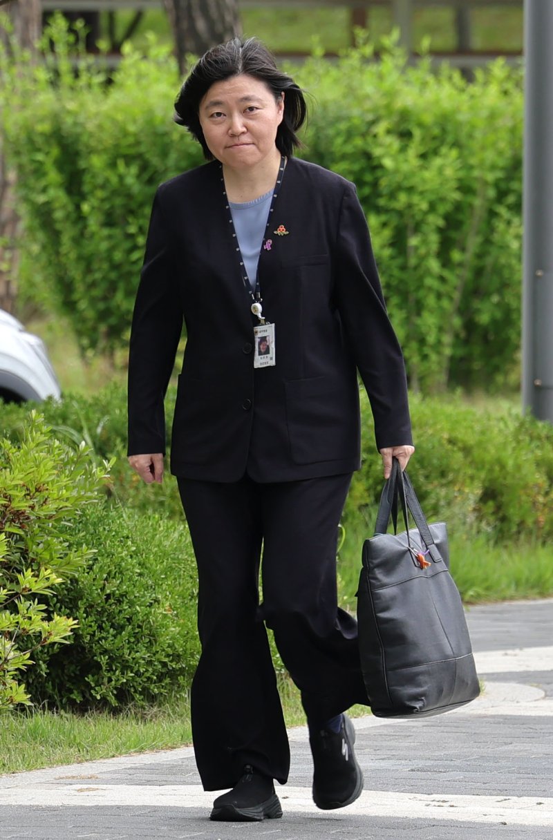 [서울=뉴시스] 홍효식 기자 = 임은정 신임 서울동부지검장이 4일 서울 송파구 서울동부지방검찰청으로 출근하고 있다. 2025.07.04. yesphoto@newsis.com