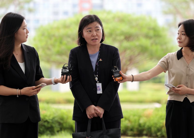 [서울=뉴시스] 홍효식 기자 = 임은정 신임 서울동부지검장이 4일 서울 송파구 서울동부지방검찰청으로 출근하며 취재진 질문에 답하고 있다. 2025.07.04. yesphoto@newsis.com