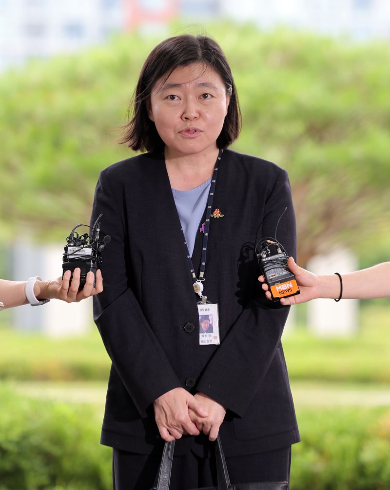 [서울=뉴시스] 홍효식 기자 = 임은정 신임 서울동부지검장이 4일 서울 송파구 서울동부지방검찰청으로 출근하며 취재진 질문에 답하고 있다. 2025.07.04. yesphoto@newsis.com