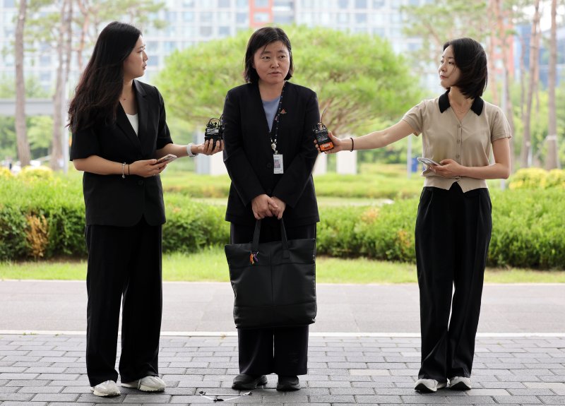 [서울=뉴시스] 홍효식 기자 = 임은정 신임 서울동부지검장이 4일 서울 송파구 서울동부지방검찰청으로 출근하며 취재진 질문에 답하고 있다. 2025.07.04. yesphoto@newsis.com