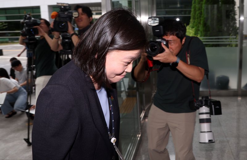 [서울=뉴시스] 홍효식 기자 = 임은정 신임 서울동부지검장이 4일 서울 송파구 서울동부지방검찰청으로 출근하고 있다. 2025.07.04. yesphoto@newsis.com