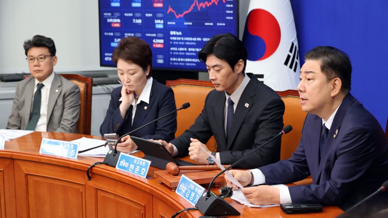 더불어민주당 김병기 대표 직무대행 겸 원내대표가 4일 국회에서 열린 최고위원회의에서 발언하고 있다. 사진=서동일 기자