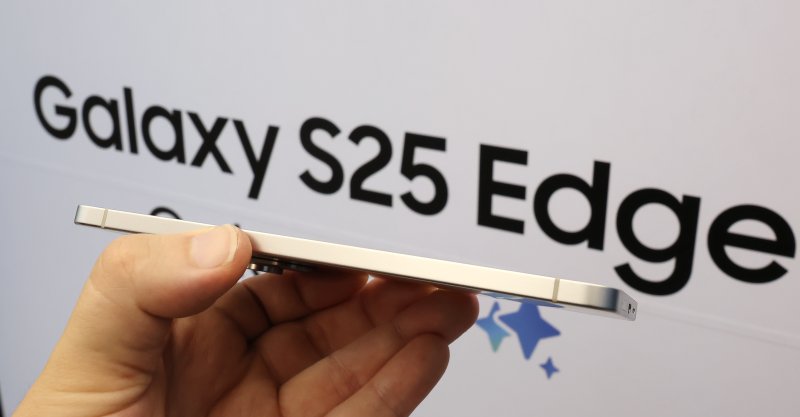 갤럭시 S25 엣지의 두께는 5.8㎜(기본모델 7.2㎜) 수준으로 역대 갤럭시 시리즈 중 가장 얇다 2025.5.13/뉴스1 ⓒ News1 장수영 기자