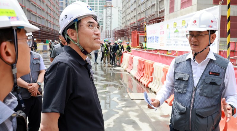 [서울=뉴시스] 권창준 고용노동부 장관이 지난 3일 서울 용산구 이촌동 건설현장을 찾아 폭염안전 5대 기본수칙 현장 점검을 하고 있다. (사진=고용노동부 제공) 2025.07.03. photo@newsis.com *재판매 및 DB 금지