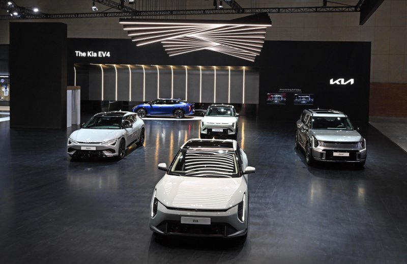 기아는 3일 '2025 서울모빌리티쇼'에서 열린 언론공개 행사에서 모빌리티 패러다임 전환을 가져올 '더 기아 PV5'를 국내 최초로 공개하고, 브랜드 첫 정통 픽업 '더 기아 타스만'의 위켄더 콘셉트 모델과 함께 기아 전용 전기차 라인업을 선보였다. 사진은 '2025 서울모빌리티쇼' 기아관 내 'EV 라인업 존'. (기아 제공. 재판매 및 DB 금지) 2025.4.3/뉴스1