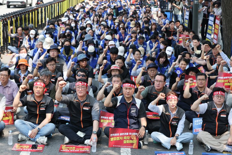 MG손해보험 전직원들이 29일 서울 종로구 금융위원회 앞에서 열린 총파업 선포 결의대회에서 일부영업정지를 규탄하는 구호를 외치고 있다. 2025.5.29/뉴스1 ⓒ News1 허경 기자