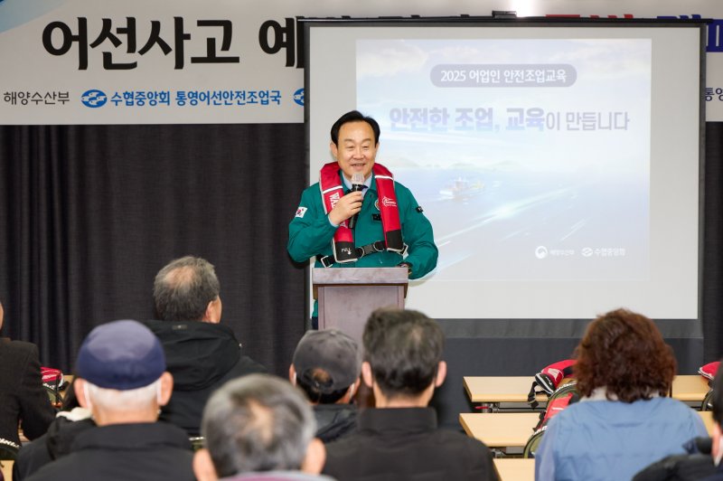 천영기 바카라사이트 카지노사이트장이 어업인들을 상대로 바카라사이트 카지노사이트 착용 홍보를 하고 있다.(바카라사이트 카지노사이트 제공. 재판매 및 DB금지)