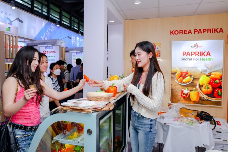[세종=뉴시스] 농림축산식품부와 한국농수산식품유통공사(aT)는 '2025 상하이 국제식품박람회'에 참가해 총 1800만 달러 규모의 수출 양해각서(MOU)와 현장 계약 성과를 거뒀다고 22일 밝혔다. 사진은 박람회 모습. (사진=aT 제공) 2025.05.22. photo@newsis.com *재판매 및 DB 금지