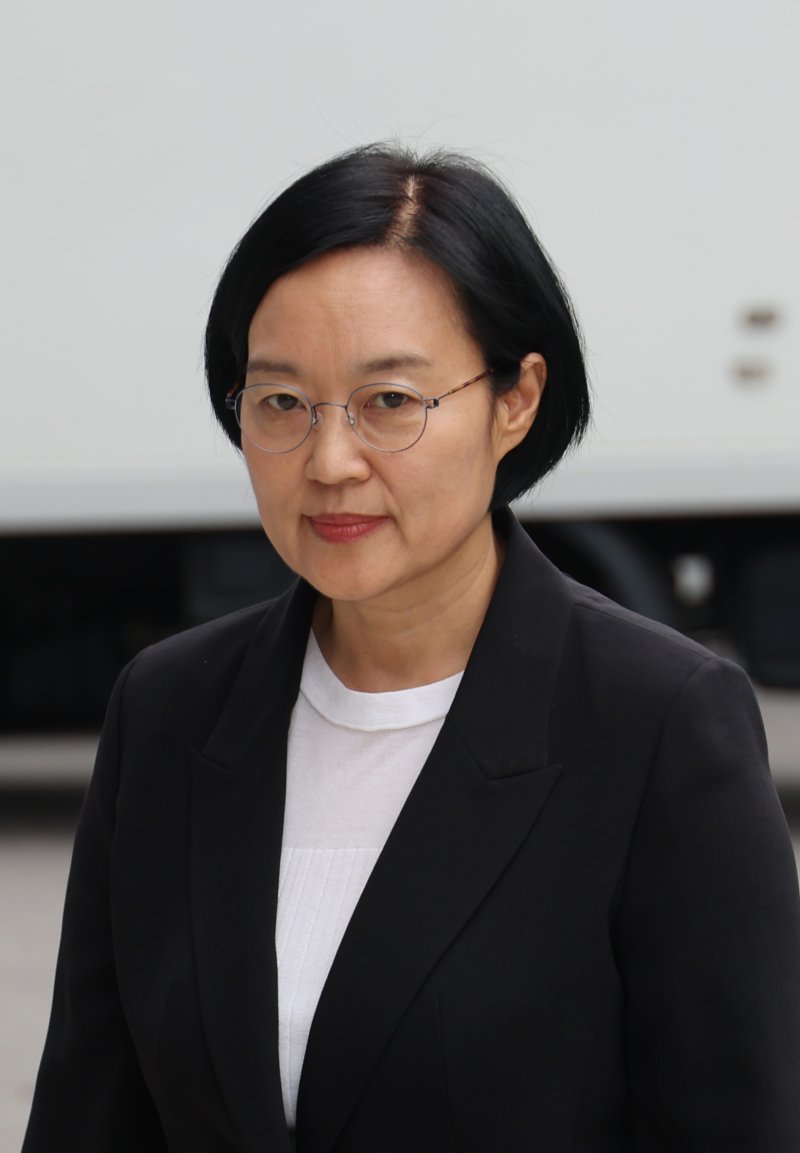 [서울=뉴시스] 고승민 기자 = 한성숙 중소벤처기업부 장관 후보자가 지난 24일 서울 여의도 인사청문회 준비 사무실로 출근하고 있다. 2025.07.04. kkssmm99@newsis.com