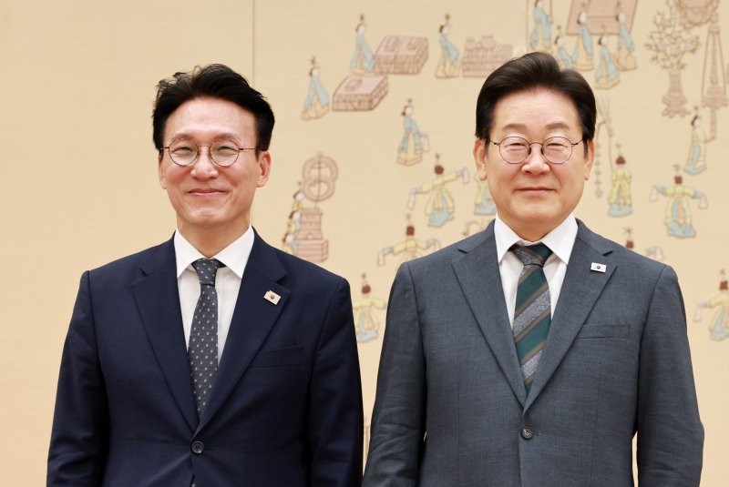 [서울=뉴시스] 고범준 기자 = 이재명 바카라 용어이 4일 서울 용산 바카라 용어실 청사에서 열린 임명장 수여식에서 김민석 신임 국무총리에게 임명장을 수여한 뒤 기념촬영 하고 있다. 2025.07.04. bjko@newsis.com