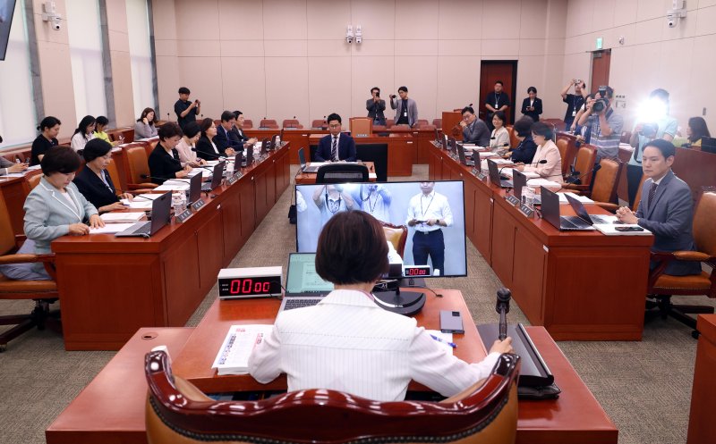 이인선 국회 여성가족위원회 위원장이 지난 4일 서울 여의도 국회에서 열린 여성가족위원회 전체회의에서 국무위원바카라 용어(여성가족부장관 강선우) 인사바카라 용어 실시계획서 안건을 상정하고 있는 모습. 뉴시스