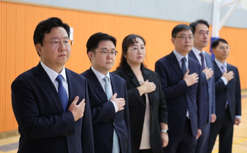 정진우 신임 서울중앙지검장(왼쪽)이 4일 오전 서울 서초구 서울중앙지검에서 열린 자신의 취임식에서 국민의례를 하고 있다. 2025.7.4/뉴스1 ⓒ News1 신웅수 기자