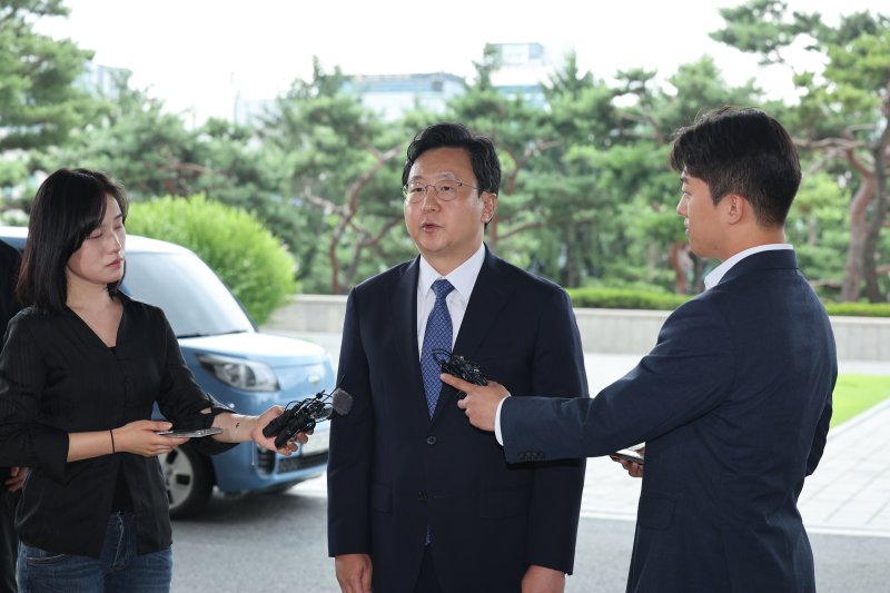 정진우 신임 서울중앙지검장이 4일 오전 서울 서초구 서울중앙지검으로 출근하며 취재진의 질의에 답변하고 있다. 2025.7.4/뉴스1 ⓒ News1 신웅수 기자