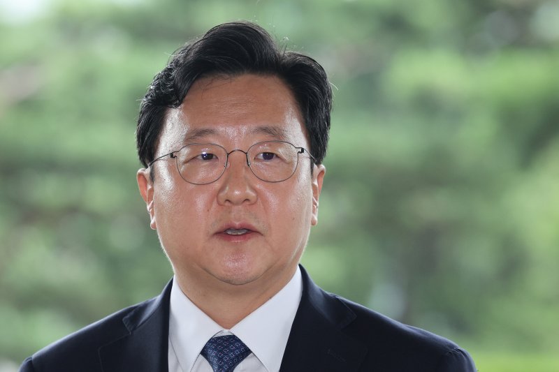 정진우 신임 서울중앙지검장이 4일 오전 서울 서초구 서울중앙지검으로 출근하며 취재진의 질의에 답변하고 있다. 2025.7.4/뉴스1 ⓒ News1 신웅수 기자
