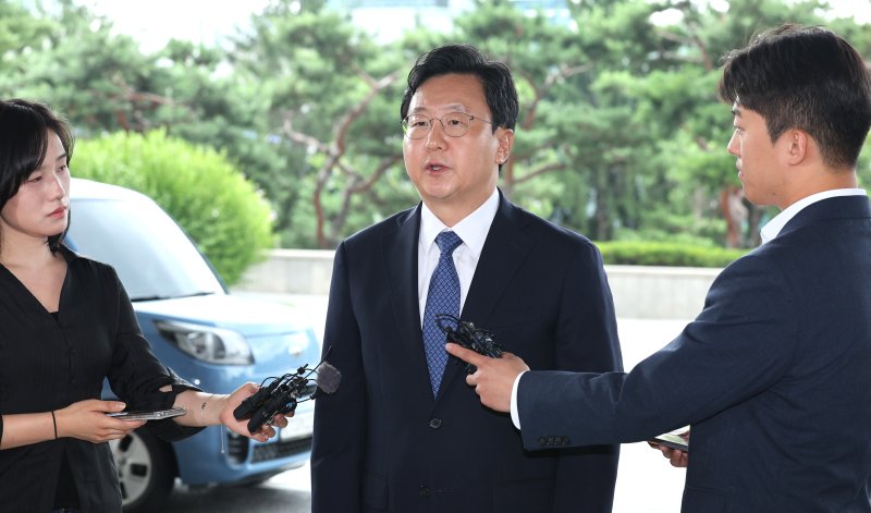 정진우 신임 서울중앙지검장이 4일 오전 서울 서초구 서울중앙지검으로 출근하며 취재진의 질의에 답변하고 있다. 2025.7.4/뉴스1 ⓒ News1 신웅수 기자