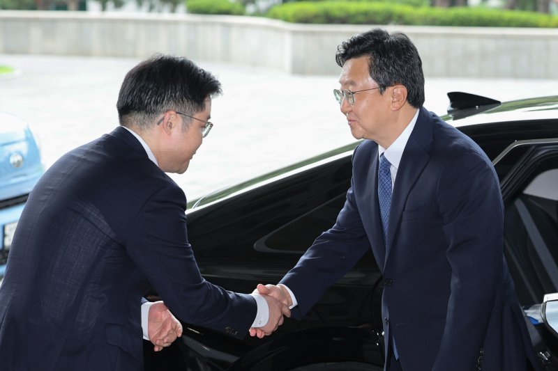 정진우 신임 서울중앙지검장이 4일 오전 서울 서초구 서울중앙지검으로 출근하며 직원들과 인사하고 있다. 2025.7.4/뉴스1 ⓒ News1 신웅수 기자