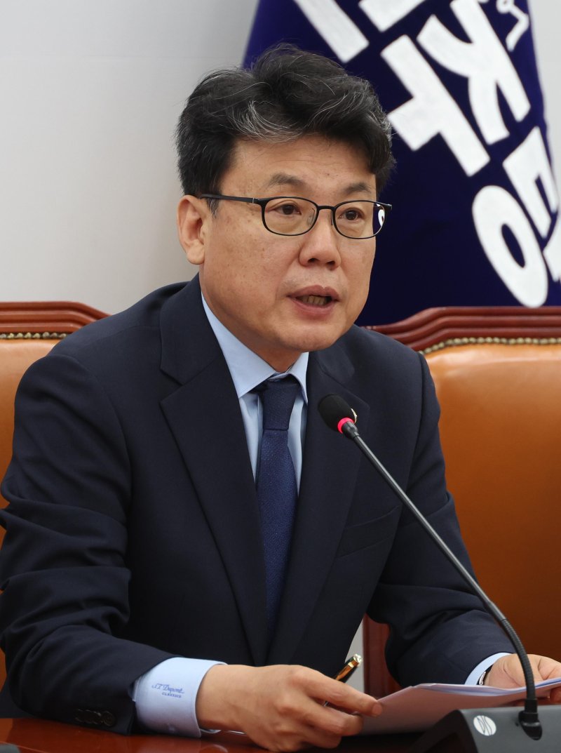 [서울=뉴시스] 조성봉 기자 = 진성준 더불어민주당 바카라사이트 통장위바카라사이트 통장이 3일 오전 서울 여의도 국회에서 열린 바카라사이트 통장조정회의에서 발언을 하고 있다. 2025.07.03. suncho21@newsis.com