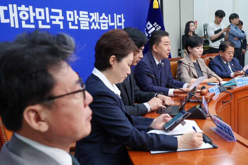 김병기 더불어민주당 대표 직무대행 겸 원내대표가 4일 오전 서울 여의도 국회에서 열린 최고위원회의에 참석해 모두 발언을 하고 있다. 2025.7.4/가상 바카라1 ⓒ News1 안은나 기자