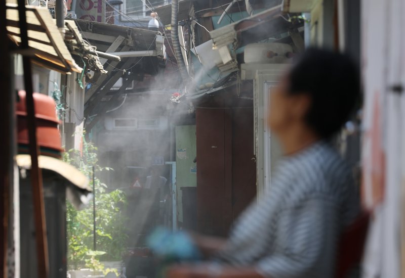 서울 영등포구 영등포쪽방촌 골목에 폭염 대비용 쿨링포그가 가동되고 있다. 2025.6.23/뉴스1 ⓒ News1 오대일 기자